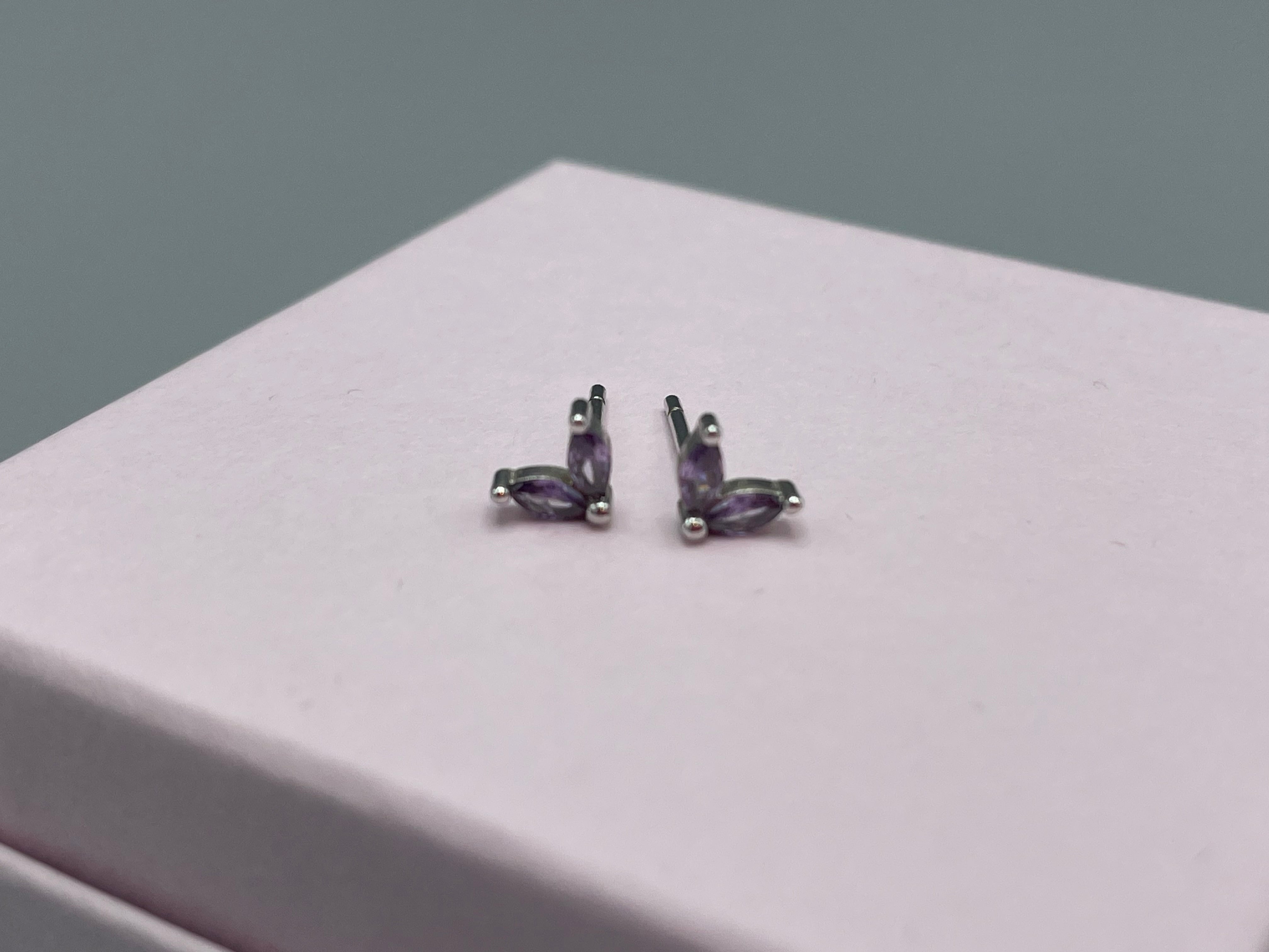 Sample: Stud Zircon Hearts (Nokkrir litir)