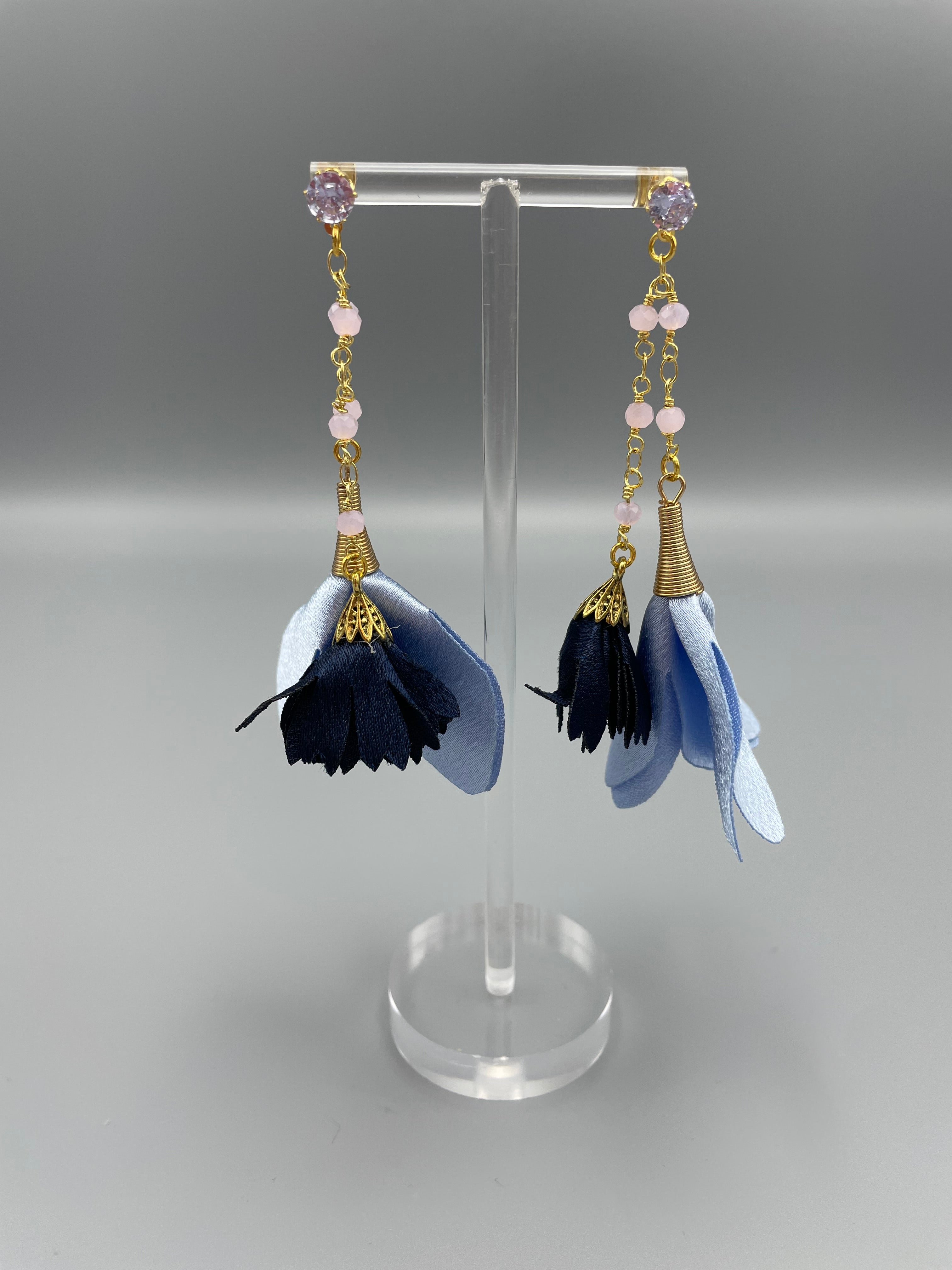 Sample: Blómalokkar Baby blue og dark blue, rose quartz