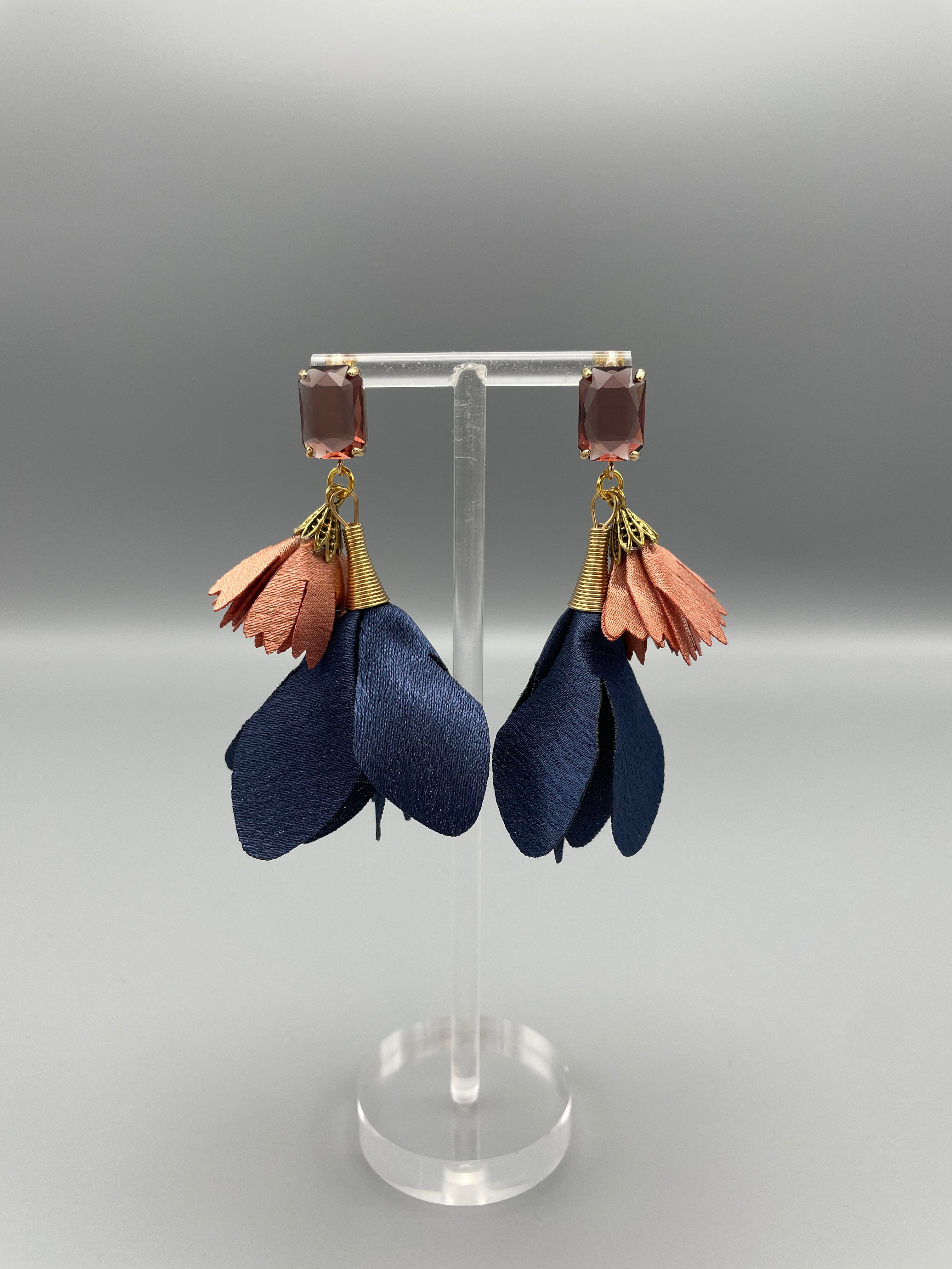 Sample: Blómalokkar tvöfaldir, dökkbláir og antikbleikir með brúnleitum stein