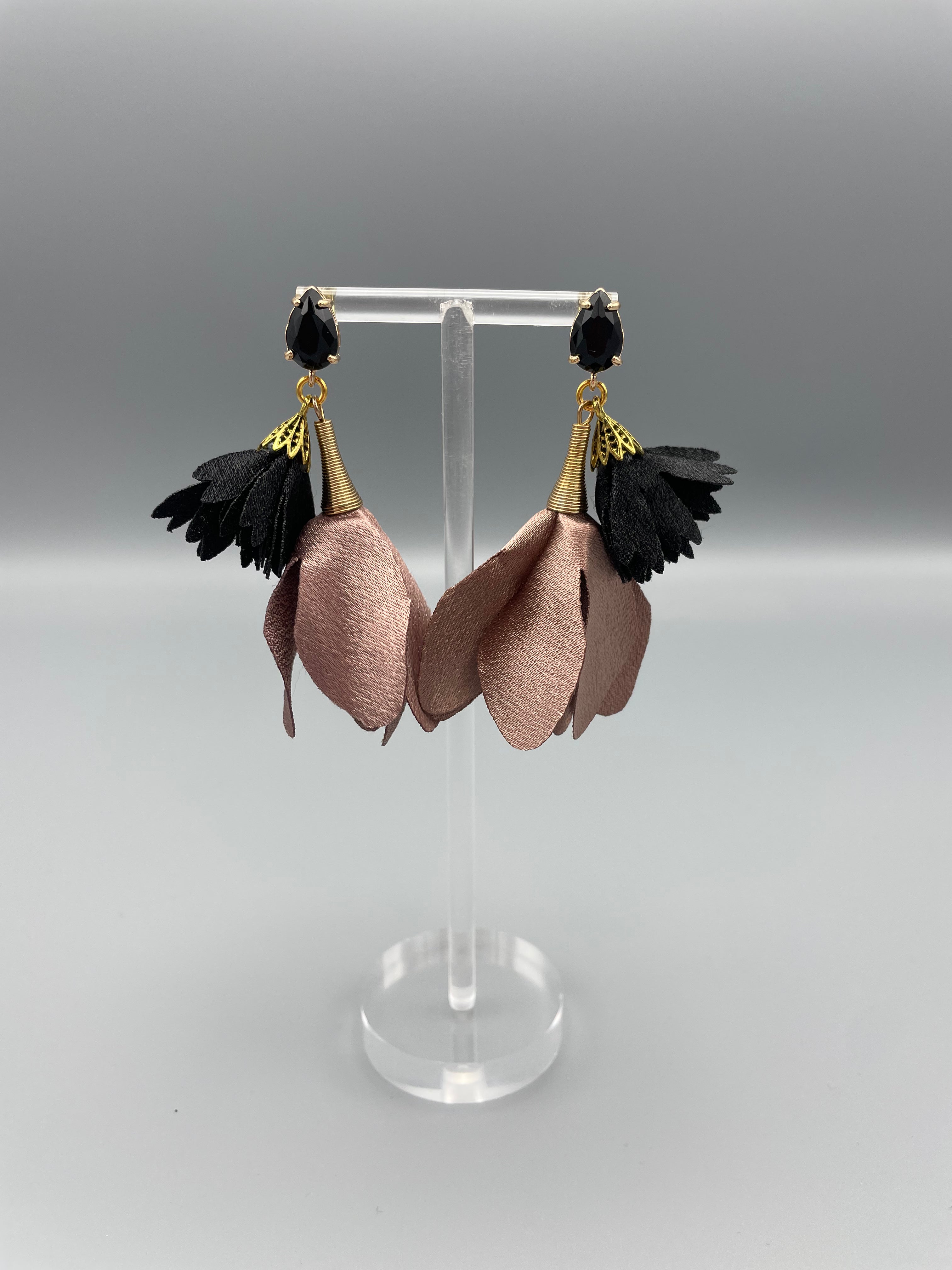 Sample: Blómalokkar tvöfaldir, antik brúnir og svartir með svörtum stein