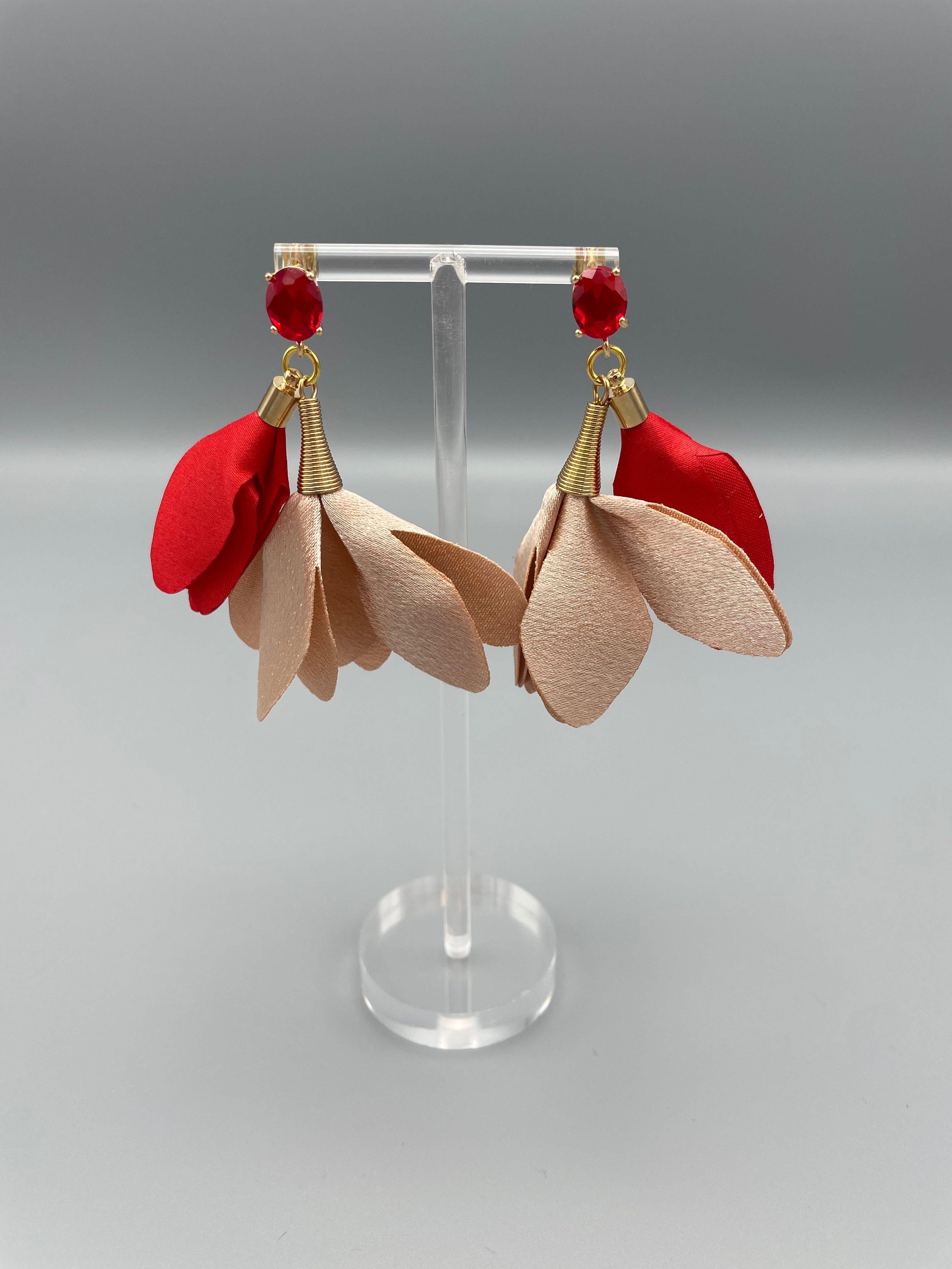 Sample: Blómalokkar tvöfaldir, beige og rauðir. Rauður steinn