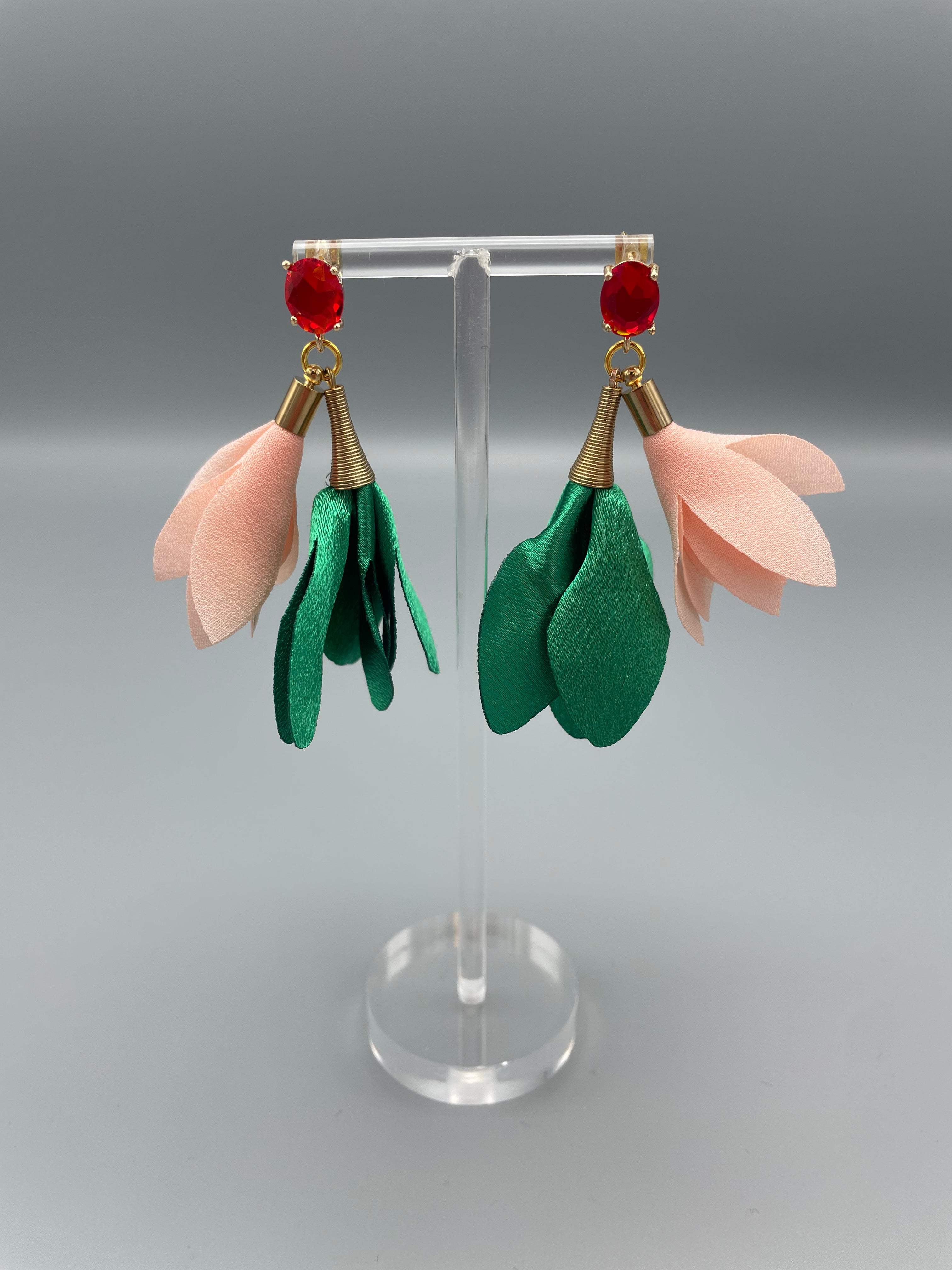 Sample: Blómalokkar Emerald og silki bleikir