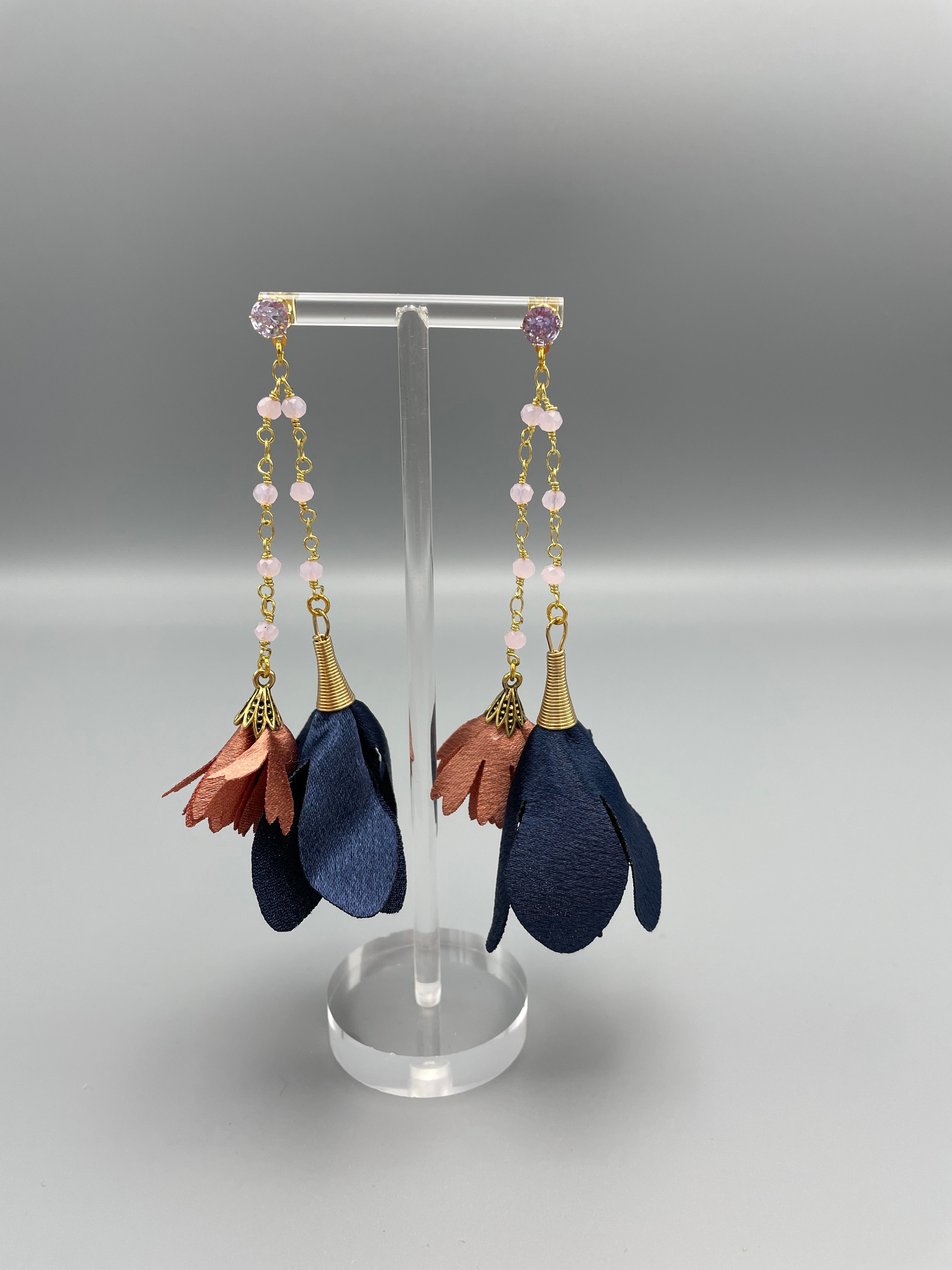 Sample: Blómalokkar Antik bleikir og dökkbláir.