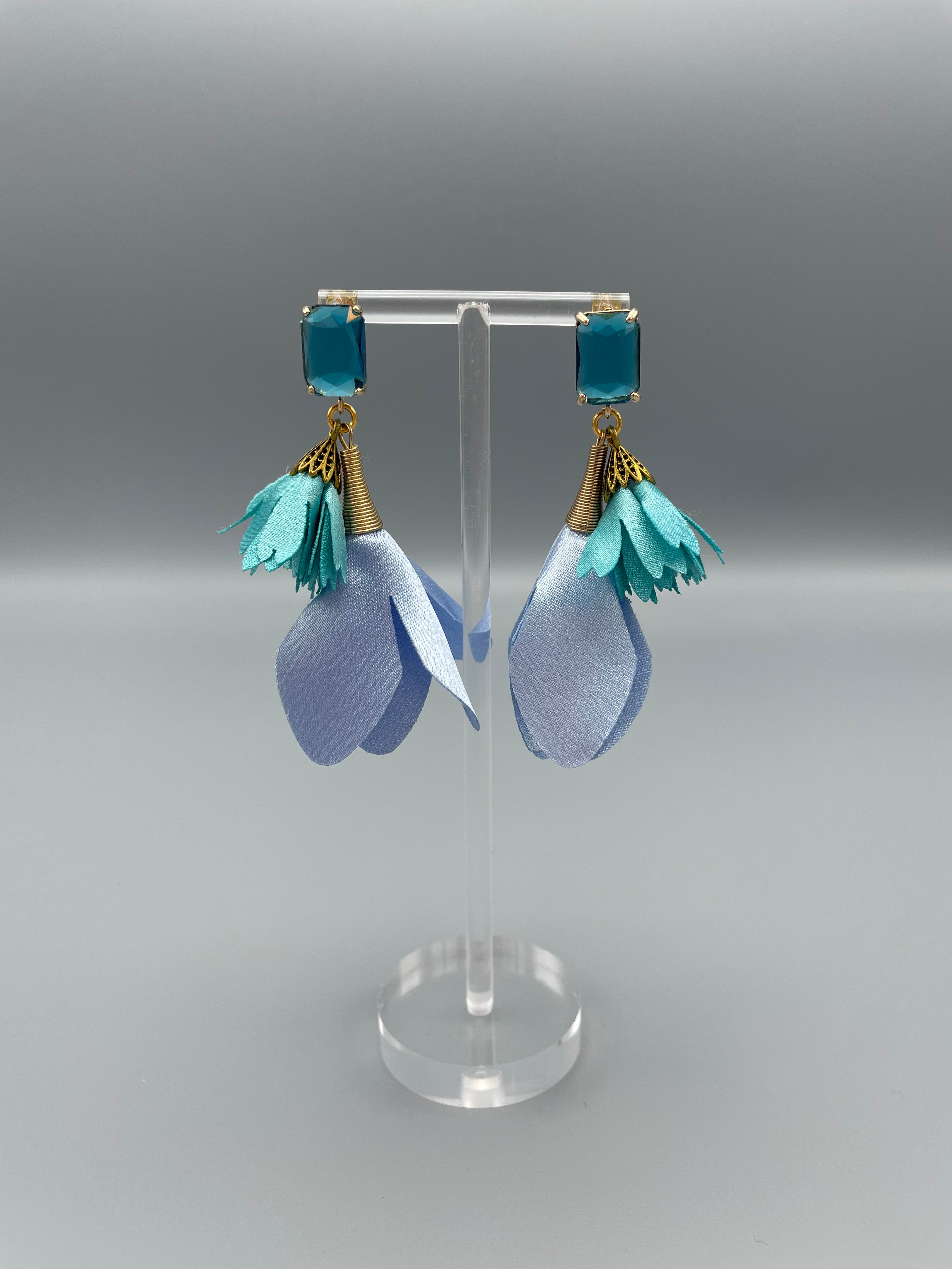 Sample: Blómalokkar Baby Blue og túrkis með túrkis stein