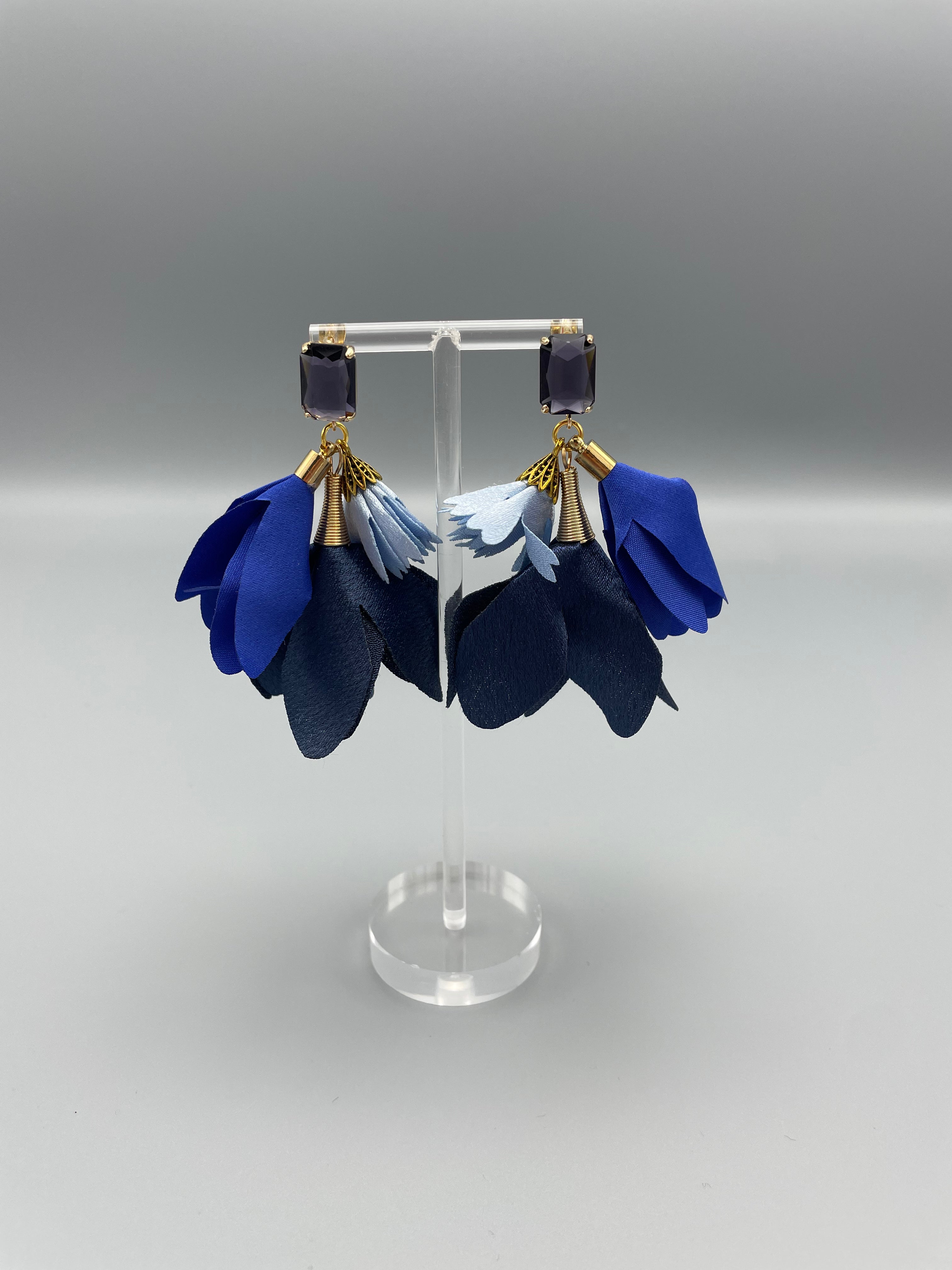 Sample: Blómalokkar Dökk-, kónga- og ljósbláir