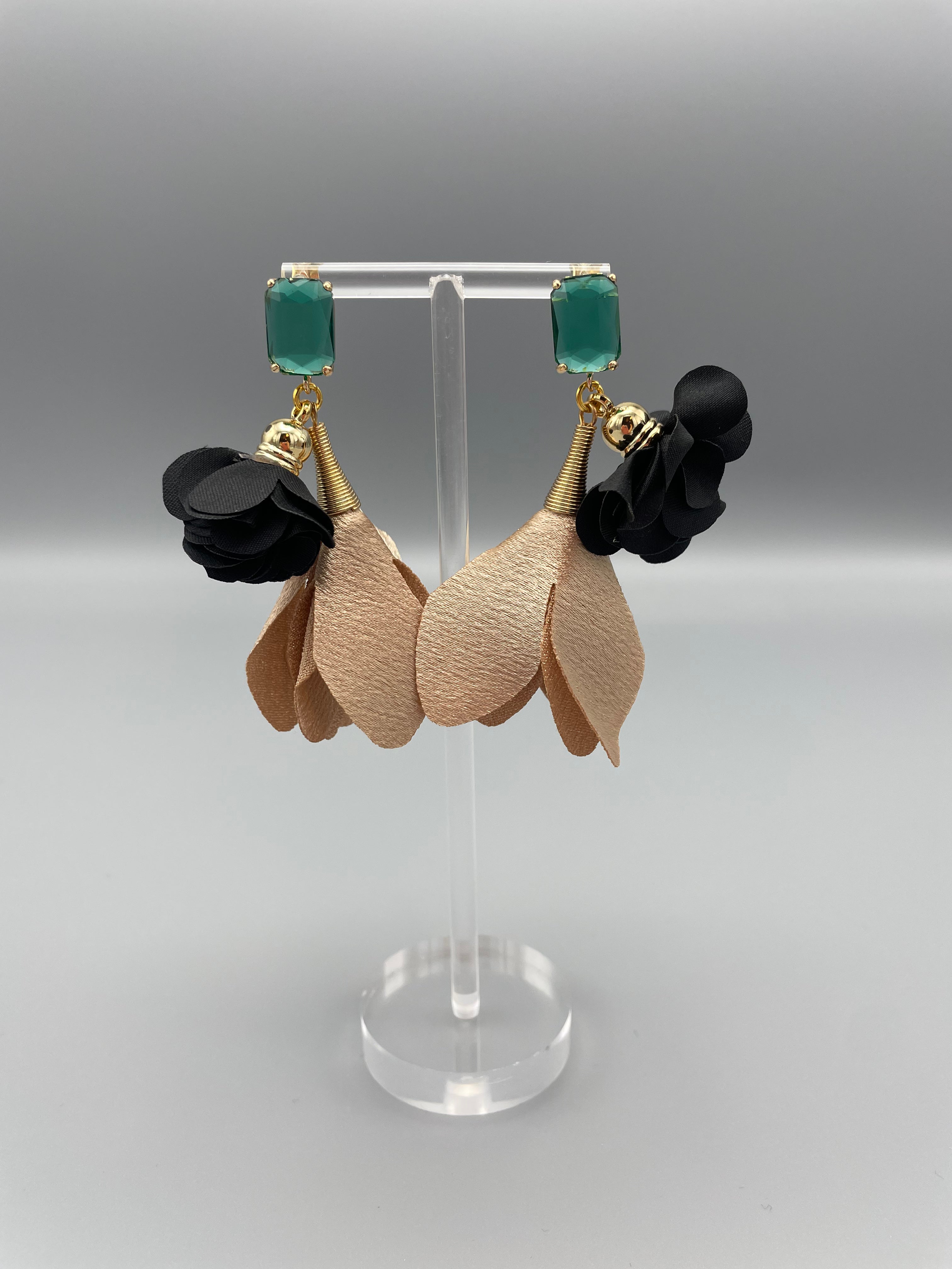 Sample: Blómalokkar Beige, svartir með grænum stein