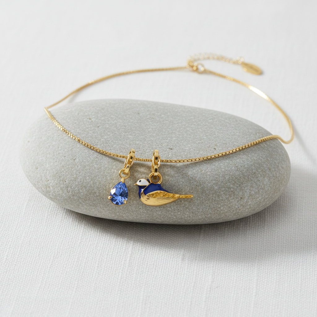 Gullmen með fugl og bláan stein hangandi