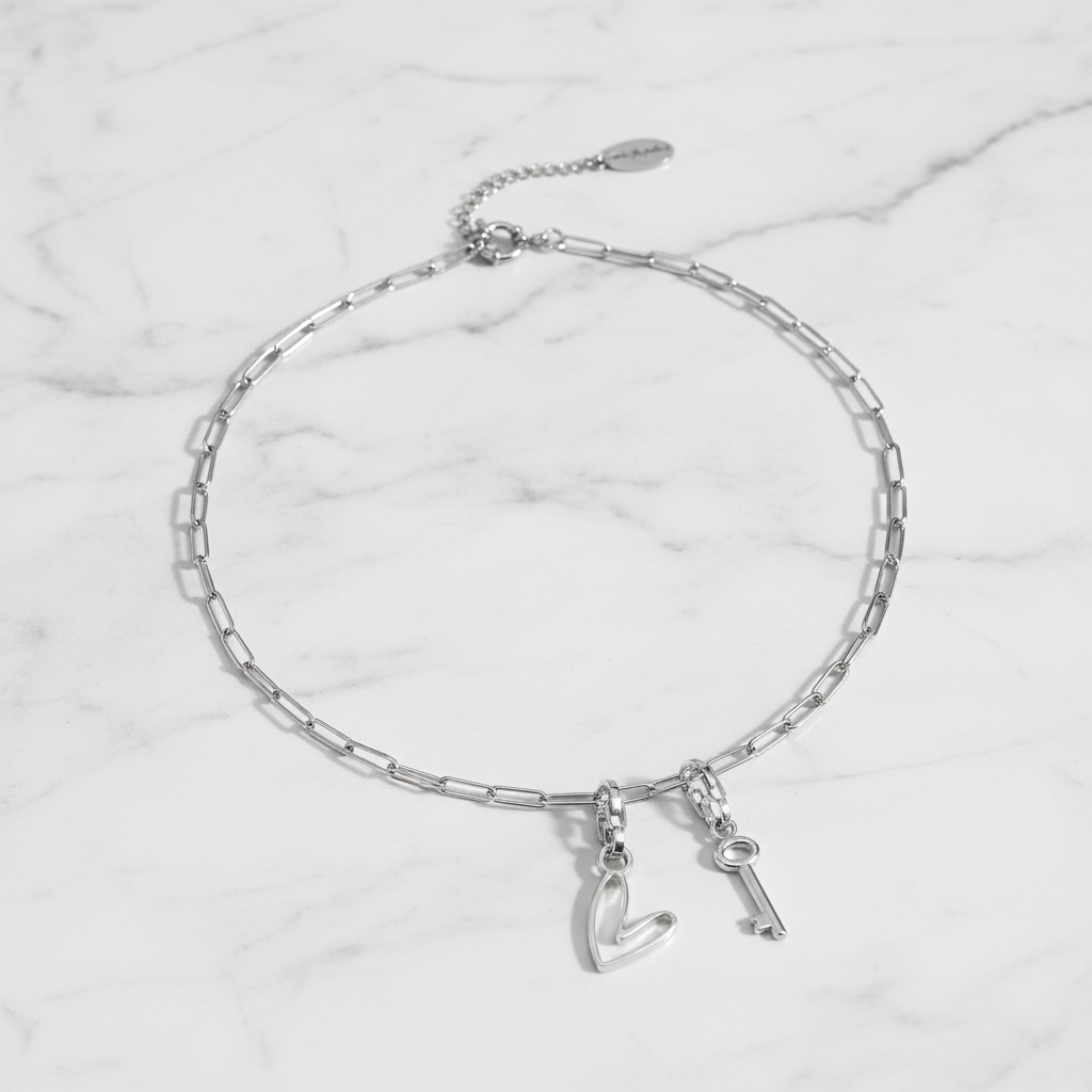 Stálmen með lykli og hjarta á marmara