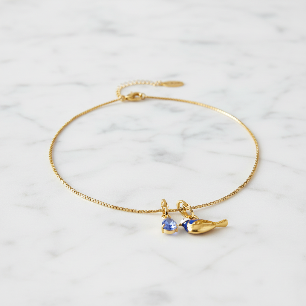 Gullmen með fugl og bláan stein á marmara