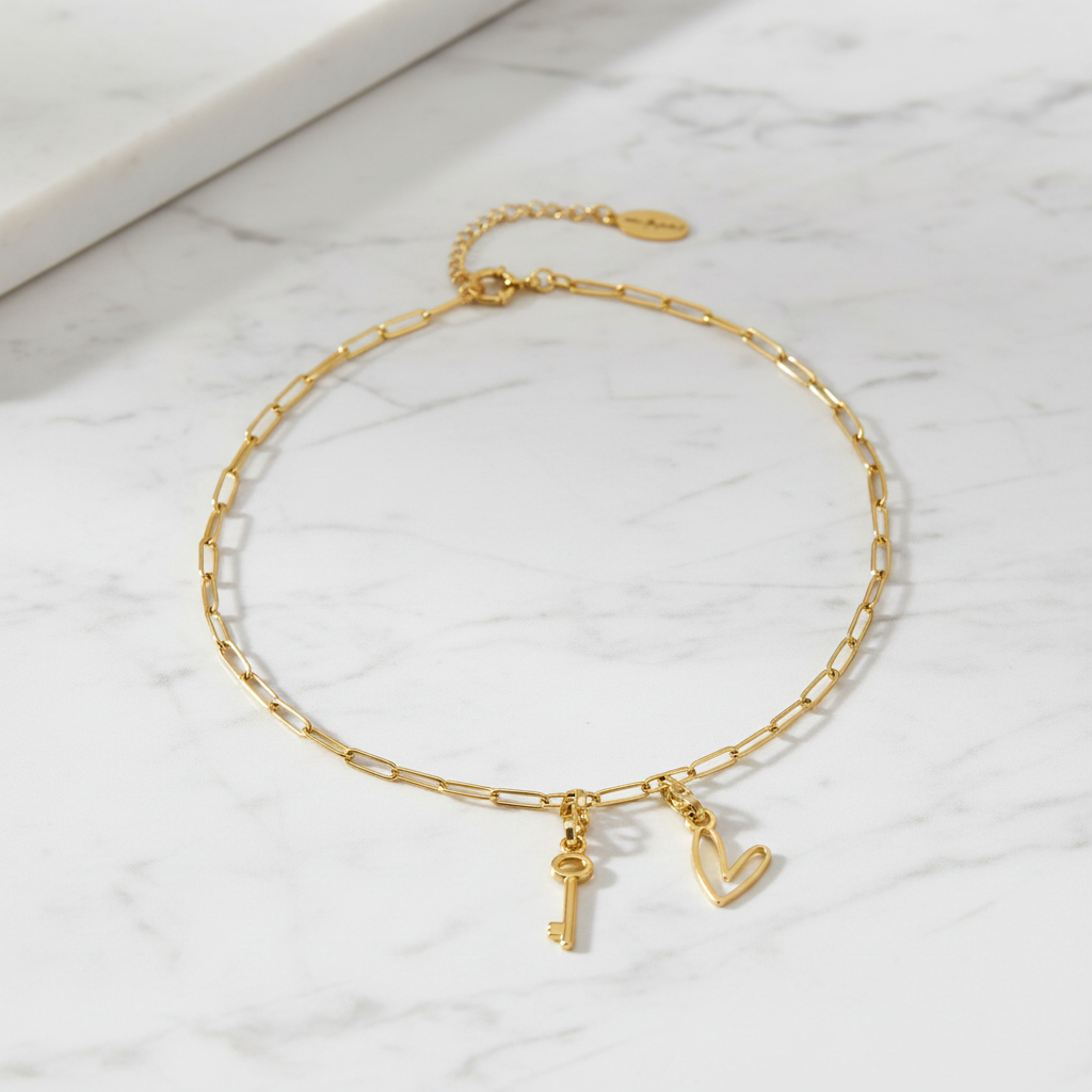 Gullmen með lykli og hjarta á marmara